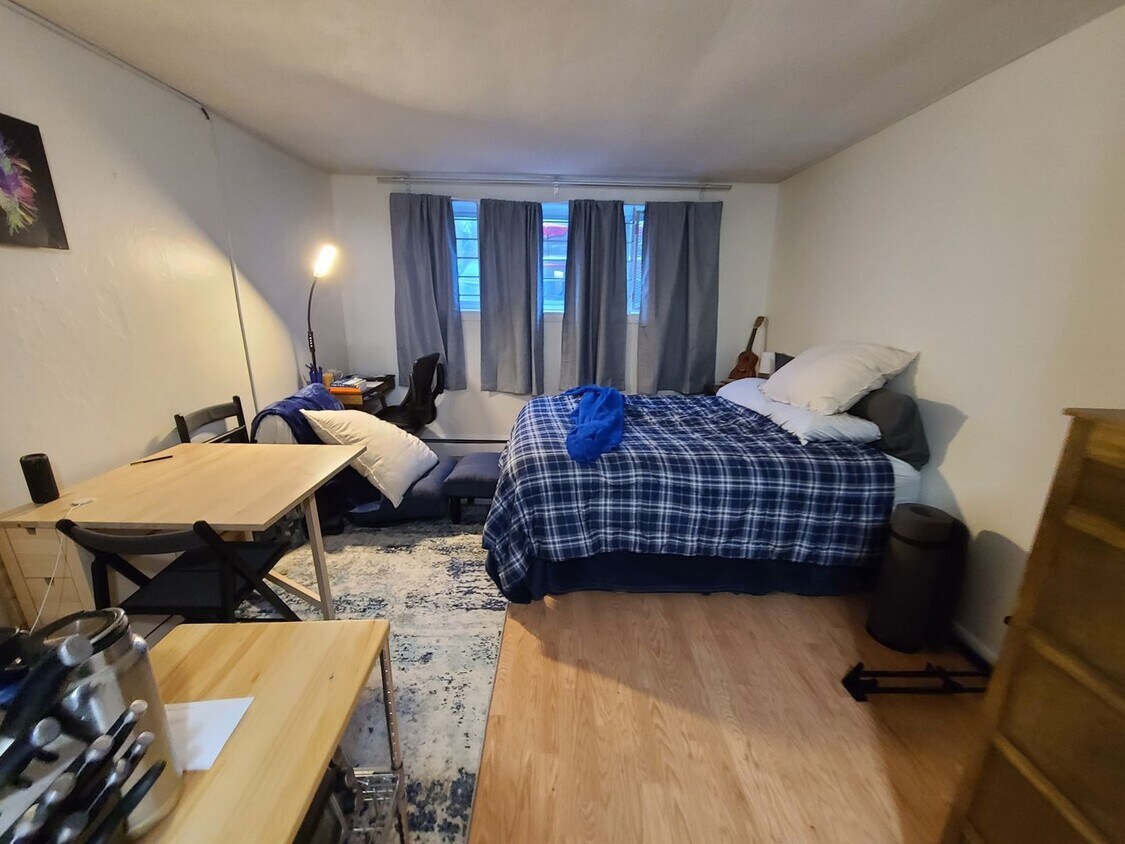 Primary Photo - Cozy Studio - Off Street Parking - On Site...