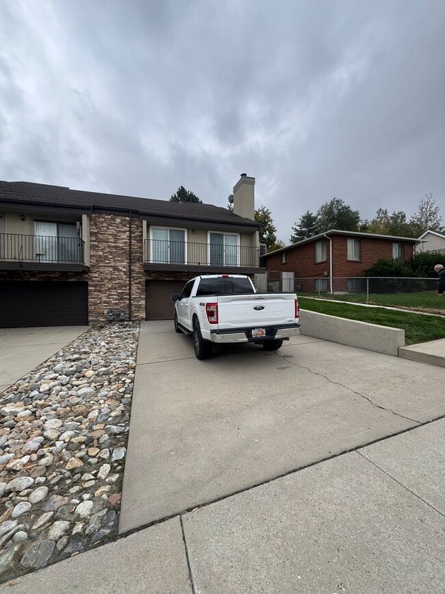 Building Photo - Beautiful Cottonwood Heights Duplex!
