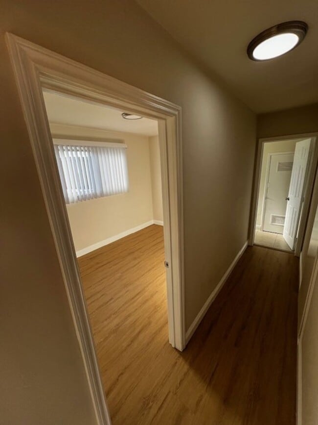 Building Photo - 2br - 1/2 twin Home with yard , garage and lots of parking