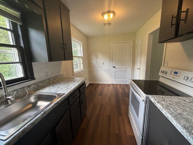Foto del edificio - 2 Bedroom, 1 Bathroom Home with Spacious Family Room & Fenced Backyard