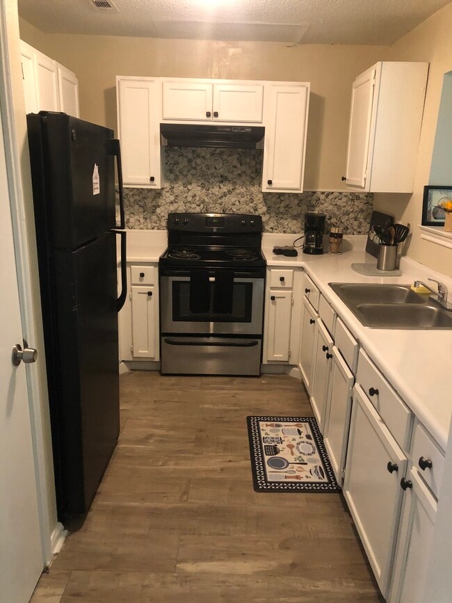 Building Photo - Pinebrooke - WE ACCEPT SECTION 8