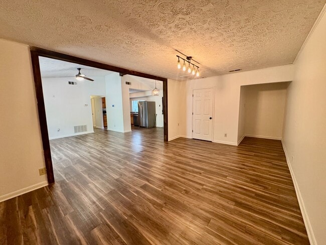 Building Photo - Ranch in Riverdale!