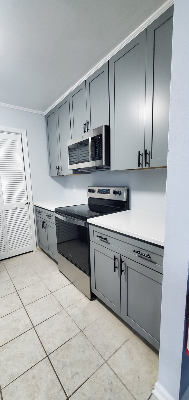 Kitchen - 6165 Old College Dr