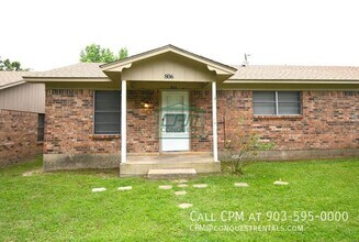 Building Photo - 806 Fleetwood