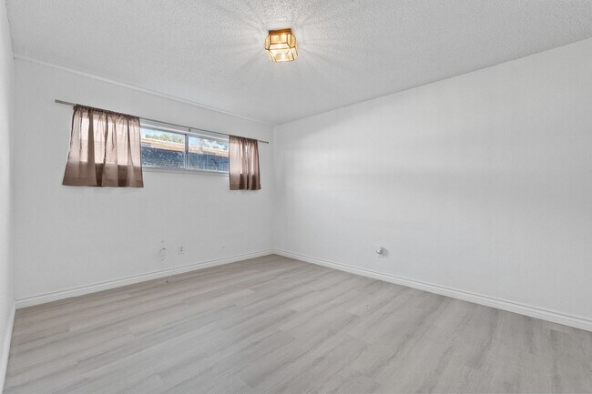 Building Photo - Welcome to this modern, remodeled condo!