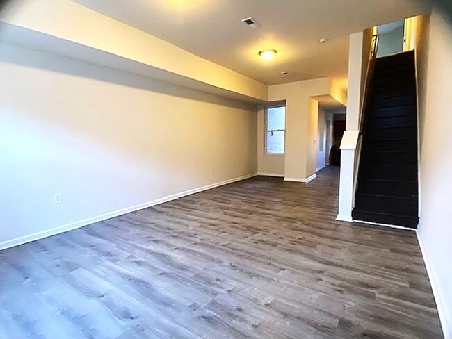 Foto del edificio - BEAUTIFULLY RENOVATED TOWNHOME IN ALLENTOW...