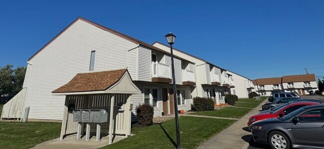 Vista del estacionamiento - KSU East Townhomes - Student Housing
