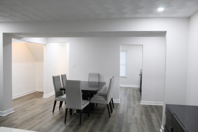 Building Photo - 4552 Greenwood Dr