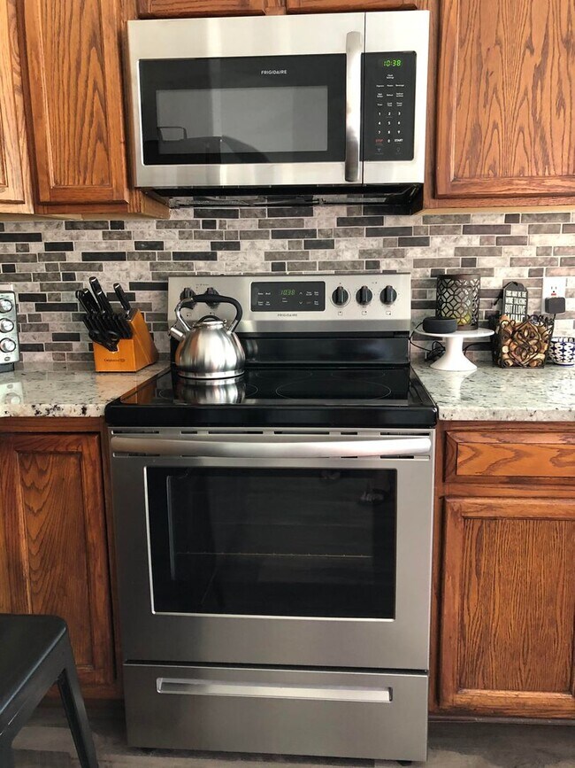 Foto del edificio - Beautiful renovated 4 Bedroom Rancher in D-12 with Cheyenne Mtn. Views, close to Ft. Carson!