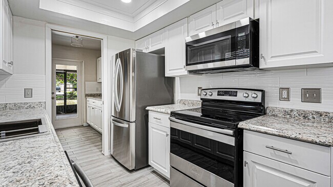 Building Photo - 7436 Pine Dr