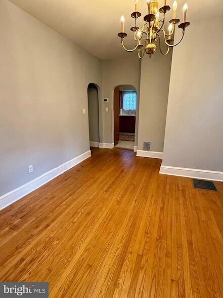 Foto del edificio - 136 Maple Terrace