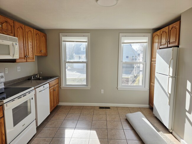 Building Photo - 284 School St