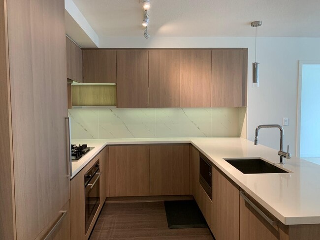 Building Photo - 909-8833 Hazelbridge Way
