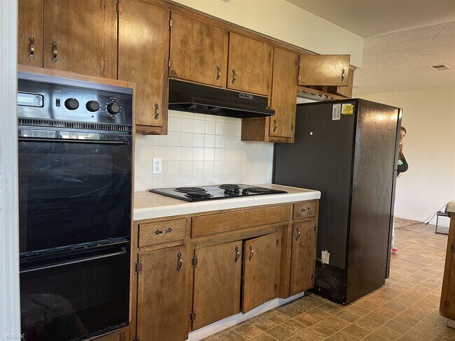 Building Photo - 3 br, 2 bath House - 1905 N Waukena Way