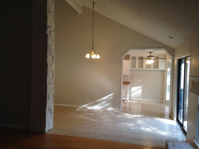 Foto del edificio - 410 Deepwood Dr