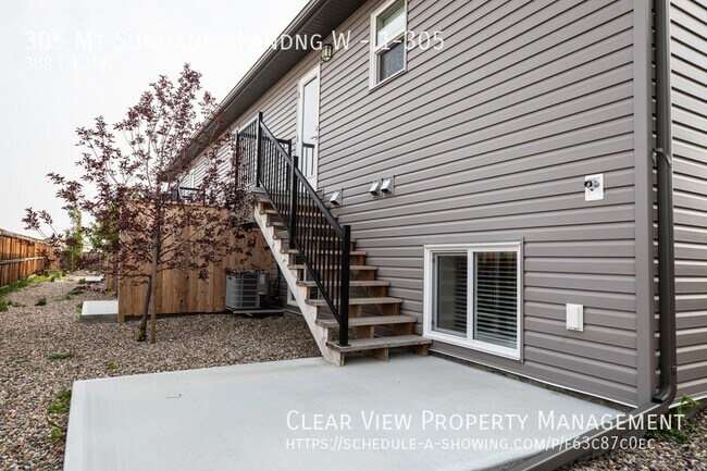 Building Photo - Modern and stylish three-bedroom townhouse!