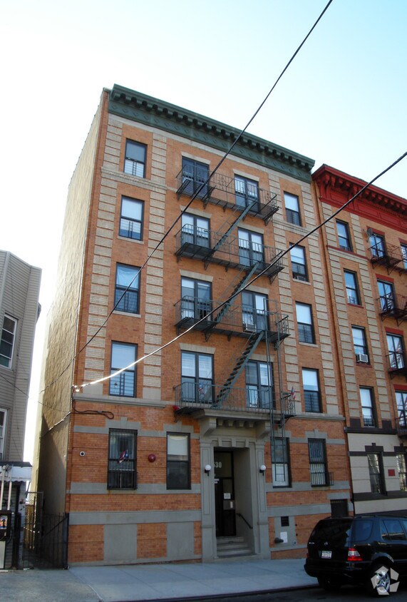 Foto principal - 1530 Bryant Ave