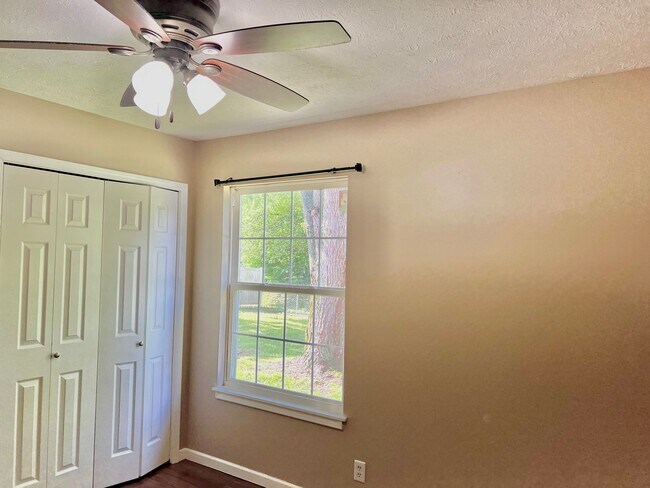 Foto del edificio - 237 Cromwell Ct
