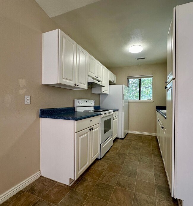 Building Photo - Spacious 2 Bed 2 Bath Condo in Aurora! Acr...