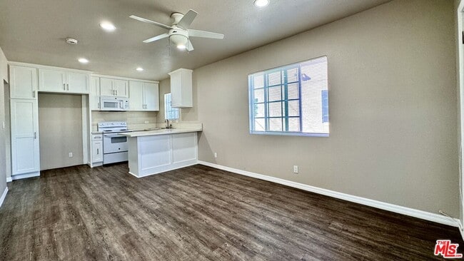 Building Photo - 6117 1/2 S Victoria Ave