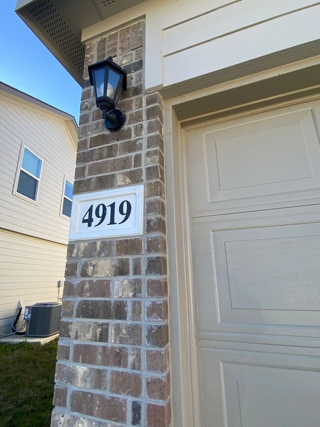 Foto del edificio - $350 OFF FIRST MONTH'S RENT IF MOVED IN BY...