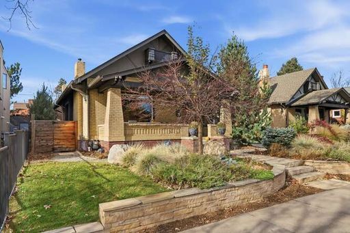 Foto del edificio - Beautiful 3 Bedroom Craftsman Bungalow Furnished or Unfurnished Available NOW!