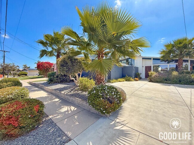 Foto del edificio - Spacious 3BR Home + 1BR ADU with Private Courtyard in University City!