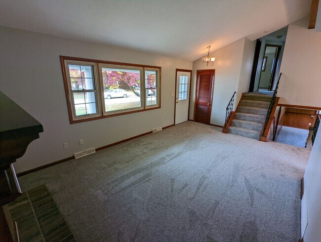 Building Photo - Wellington 4 Bedroom Split Level with Atta...