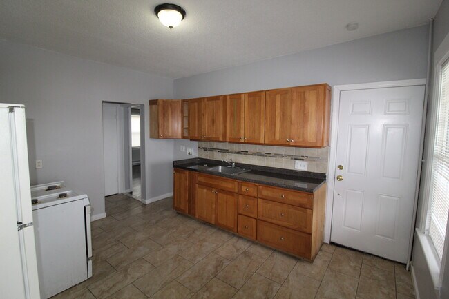 Building Photo - 433 New Britain Ave