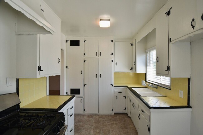Foto del edificio - 5716 Kester Ave