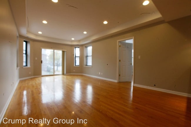 Building Photo - 2 br, 1 bath House - 2400 E 74th St #1 1
