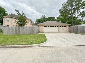 Building Photo - 9402 Brentwood Lakes Cir