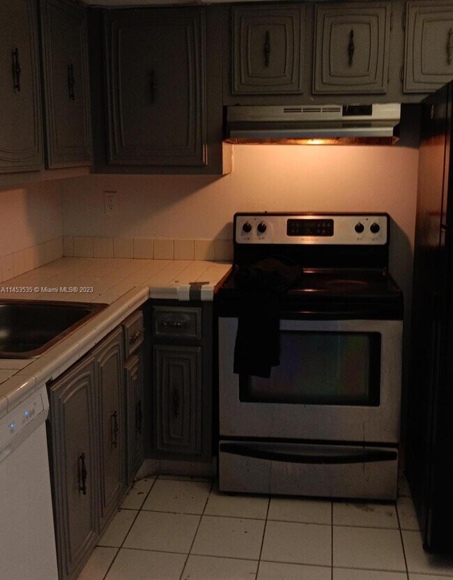 Foto del edificio - 488 NW 165th St