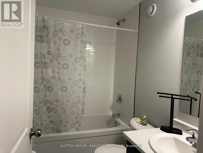 Building Photo - 10 S Creek Dr