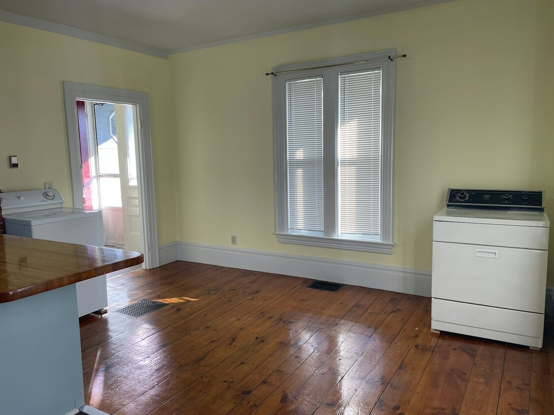 Primary Photo - 102 Market St