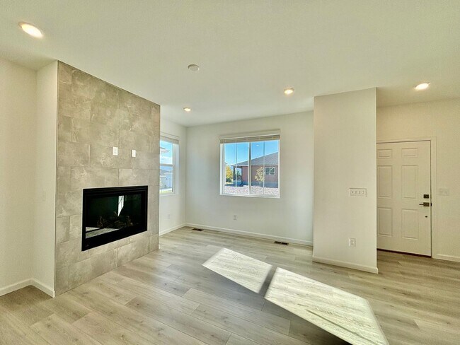 Building Photo - Beautiful New Build Home With Modern Finis...
