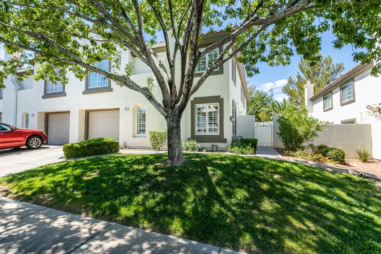 Foto principal - 3 Bedroom 2.5 Bathroom Townhouse in Henderson.