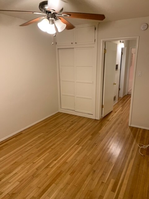 La unidad disponible no es de madera dura, es un dormitorio y armario alfombrados - 7844 Flight Ave