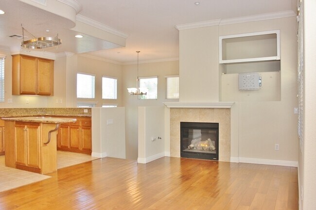Foto del edificio - Spacious 3BR/2.5BA Townhome in Gated Commu...