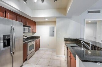Building Photo - 403 S Sapodilla Ave
