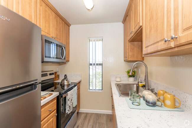 2BR, 2BA - 810SF - Gold Coast Apartments *First Month Free*