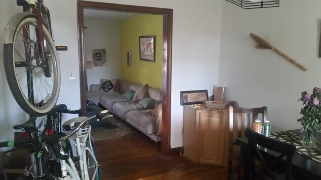 Sala de estar y comedor - 3967 Ames St NE