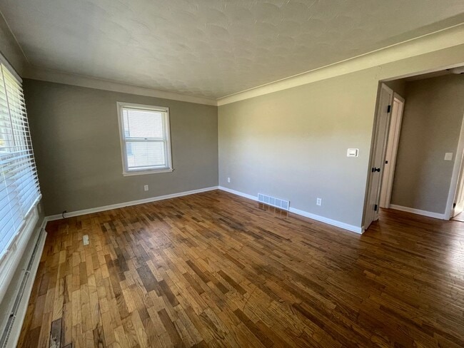 Building Photo - Two Bedroom Duplex in Portage