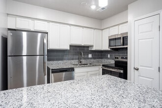 2BR, 2BA - 1,010SF - Kitchen - Club 34