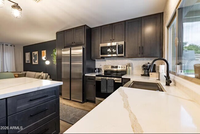 Building Photo - 2506 E Aster Dr