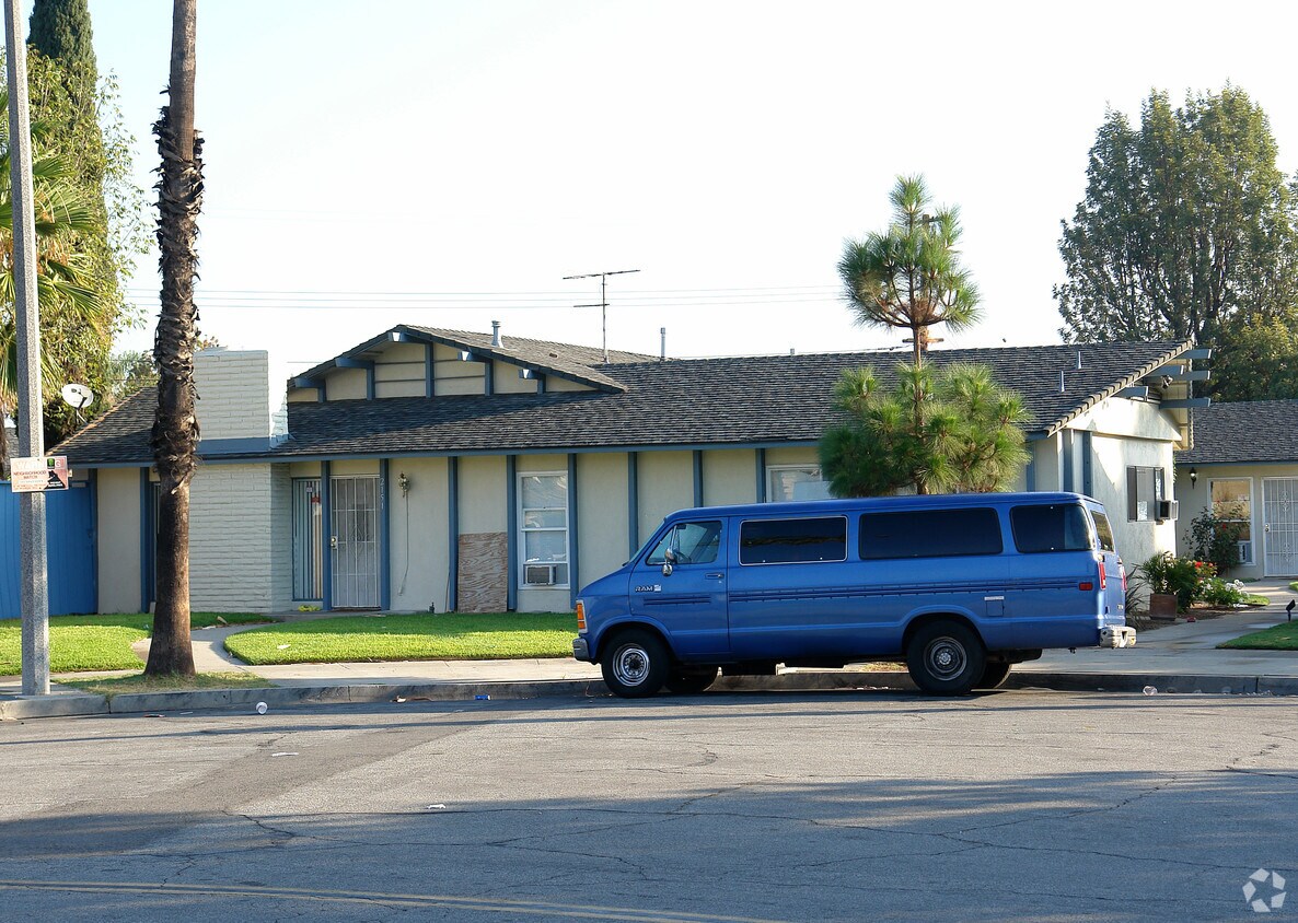 Building Photo - 2151 E Almont Ave