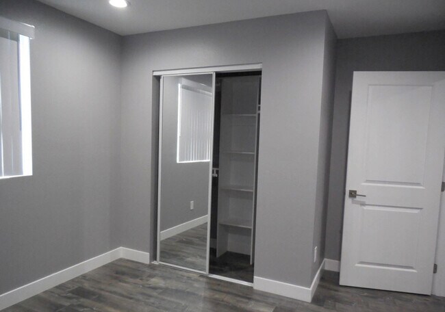 Foto del edificio - 816 W 84th St