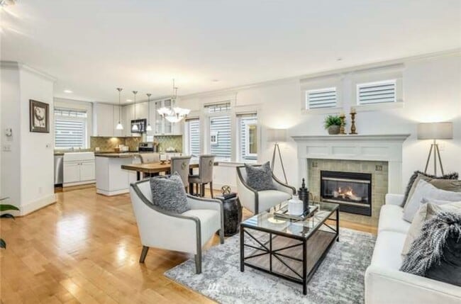 Building Photo - Welcome Home 3 bd Townhome - Close to Volu...