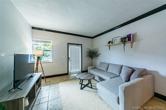 Building Photo - 1800  Meridian Ave 6 Miami Beach Fl 33139