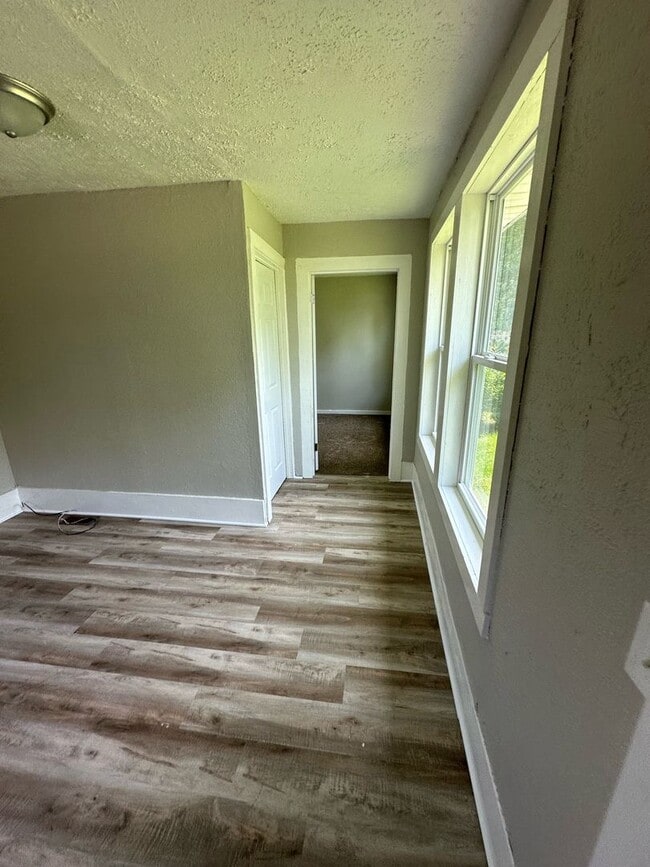 Building Photo - 3/1 Recently Renovated Cozy Home